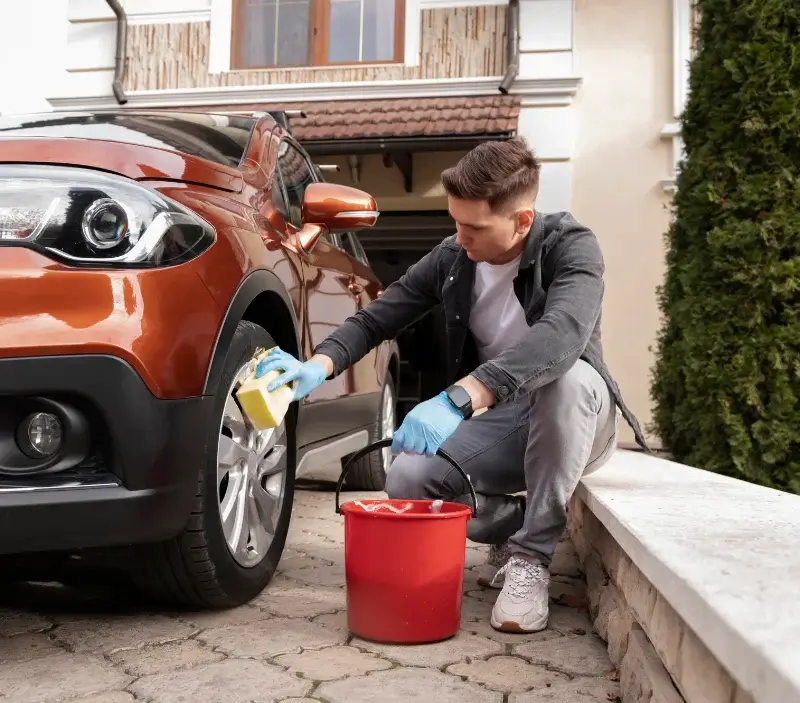 Lavage auto à domicile Saint-Maixent-l'École : professionnel intervenant sur un véhicule
